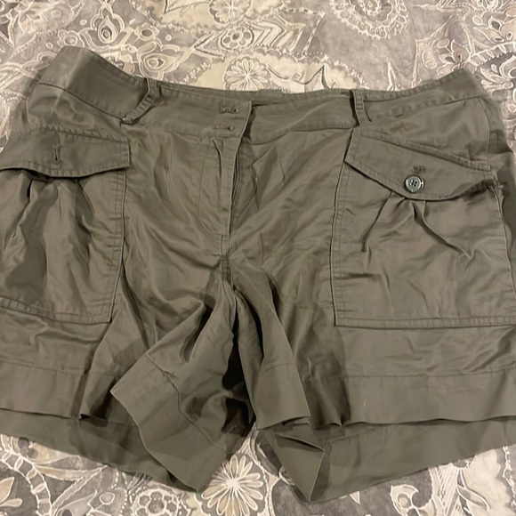 Talbots size 14 Stylish Olive Green Cargo Shorts - Picture 1 of 5